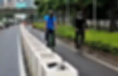 Jalur sepeda berpembatas beton di Jalan Sudirman-Thamrin, Jakarta.