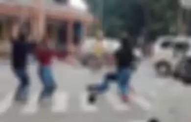 Tangkapan layar video aksi sekelompok muda mudi yang viral lantaran aksinya berjoget di traffic light Jalan Brigjen Katamso, Lumajang. 