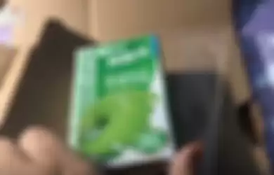 Foto dari akun Weibo Liu yang menampilkan isi paket box Liu dengan minuman Yogurt instan rasa Apel