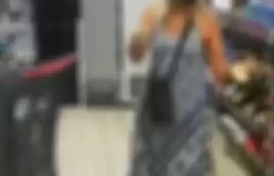Wanita ini memilih melepas celana dalam dan mengenakannya sebagai masker setelah diancam akan dikeluarkan dari supermarket. 