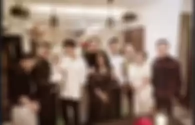 Beberapa undangan yang hadir di pesta ulang tahun pernikahan Syahrini, tampak Takeru Satoh hadir hanya mengenakan kaos putih dan celana panjang hitam sederhana