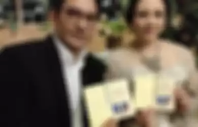 Tengku Resi dan suami pamer buku nikah 