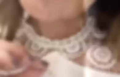 Dalam video selanjutnya, Luna Maya memamerkan kalung dengan leontin berbentung bulan sabit dari Dimas Beck.