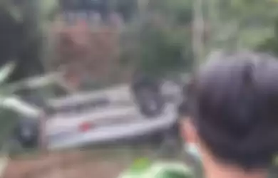 Bus yang terjun ke jurang sedalam lebih kurang 10 meter di Tanjakan Cae, Desa Sukajadi, Kecamatan Wado, Kabupaten Sumedang, Jawa Barat, Kamis (11/3/2021).