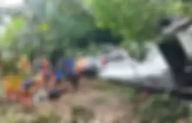 Basarnas evakuasi penumpang korban bus Pariwisata Sri Padma Kencana terjun jurang di kabupaten Sumedang, Jawa Barat