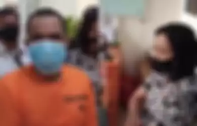 Aiptu Veronica (kanan), penyidik polwan dari Unit PPA Polres Metro Jakarta Utara, tak kuasa menahan emosinya saat menginterogasi Djamaludin (kiri), ayah yang mencabuli putri kandungnya di wilayah Koja, Jakarta Utara, Rabu (10/3/2021). 