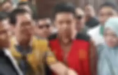 Tokoh Anton Medan saat menghadiri sidang kasus video ikan asin dengan terdakwa Galih Ginanjar, Pablo Benua, dan Rey Utami di Pengadilan Negeri Jakarta Selatan, Senin (6/1/2020). 