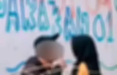 Video mesum dua Remaja di depan tulisan Parakan 01 viral di media sosial