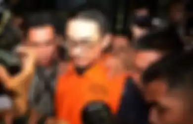 Tersangka kasus dugaan suap pengesahan Rancangan Anggaran Pendapatan Belanja Daerah (RAPBD) Provinsi Jambi tahun 2018 Zumi Zola mengenakan rompi tahanan usai menjalani pemeriksaan di gedung KPK, Jakarta, Senin (9/4/2018).