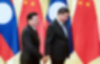 Presiden baru Laos, Thongloun Sisoulith (kanan) bersama dengan Presiden China Xi Jinping. Ia menghadapi tantangan besar menjabat presiden di tengah kebangkrutan Laos karena utang China