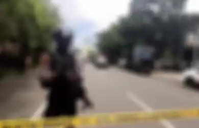 Polisi berjaga di sekitar ledakan bom bunuh diri di Makassar