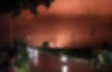 Langit Indramayu menyala merah akibat kebakaran di kilang minyak balongan, Senin (29/3/2021). 