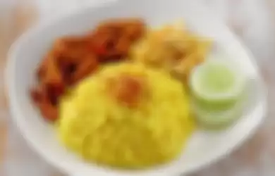 Telur dadar khas nasi kuning memiliki irisan yang tipis-tipis. Berikut cara membuat nasi kuning di rice cooker di rumah. 