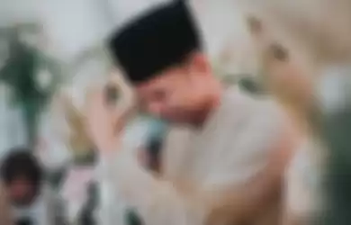 Raffi Ahmad menangis dalam sebuah acara pengajian.