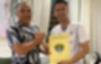 Presiden Cilegon United Yudhi Apriyanto (kiri) bersama Raffi Ahma