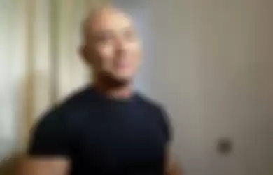 Deddy Corbuzier ngaku matanya nyaris buta gegara ada besi yang nacep di kepalanya.