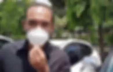 Ario Bayu saat akan meninggalkan Pengadilan Agama Jakarta Selatan, Kamis (8/4/2021). 