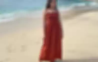 Intip Inspirasi Outfit Kece Untuk Hangout ke Pantai Ala Tiara Andini