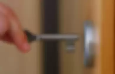  (ilustrasi) cara membuka pintu tanpa kunci.