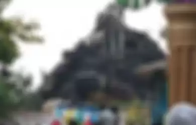 Patung gorila atau kingkong di Batu Secret Zoo, Jatim Park 2 Kota Batu yang roboh akibat gempa di laut selatan Kabupaten Malang, Sabtu (10/4/2021). 