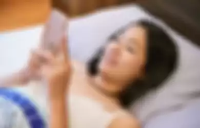 lustrasi bermain ponsel sebelum tidur