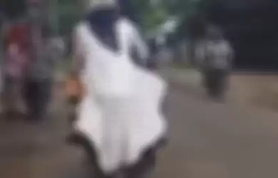 Kain hijaber menutupi lampu rem dan sein motor.