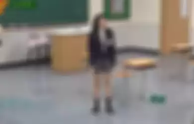 Outfit sekolahan Lisa di video viral Knowing Brother