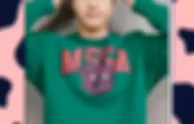 Jin pakai sweater warna hijau