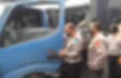 Kabid Humas Polda Metro Jaya, Kombes Pol Yusri Yunus tengah memeriksa truk derek liar yang diduga kerap memeras pengguna tol, (15/4/21)