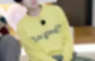 J-Hope pakai sweater kuning