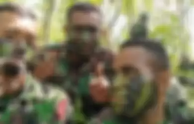 Lucky Matuan (kanan), mantan Prajurit TNI yang membelot jadi anggota KKB Papua.
