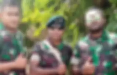 Lucky Matuan, tengah, mantan Prajurit TNI yang membelot jadi anggota KKB Papua. 