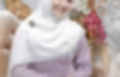 Amanda Manopo dalam balutan hijab dan baju muslim
