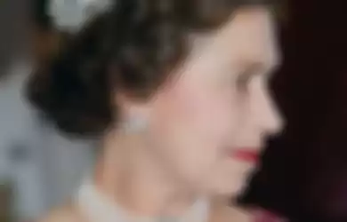 Ratu Elizabeth menggunakan kalung yang dikenakan Kate Middleton