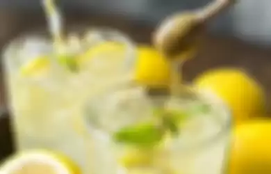 Hati-hati, kesehatan Anda bisa terancam apabila berlebihan minum air lemon setiap harinya. Ini akibatnya.