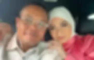 Nathalie dan Sule selfie di dalam mobil