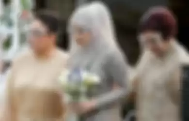 Nathalie Holscher, didampingi neneknya, yakni Hetty Elizabeth, saat melangsungkan akad nikah di Tsamara Resto, Jatisampurna, Bekasi, Jawa Barat, Minggu (15/11/2020) petang. Kini Nathalie Holscher resmi menjadi istri komedian Sule. 