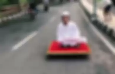 Viral Cowok Naik Karpet Terbang Kayak Aladdin di Jalan Raya, Ternyata Begini Triknya