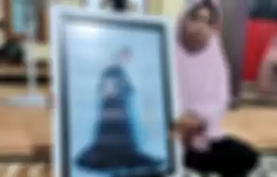 Yayak Dwi Ernawati, ibu mertua Serda Ede Pandu Yudha Kusuma, merupakan operator senjata 2 di KRI Nanggala 402 yang dinyatakan hilang kontak di perairan Bali Utara sejak, Rabu (21/4/2021).