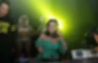 Aksi Kiki Amalia saat menjadi DJ