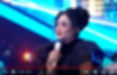 Krisdayanti di panggung Indonesian Idol