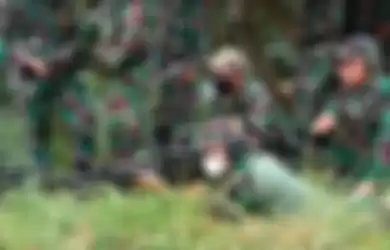 Kasdam III/Siliwangi Brigjen TNI Kunto Arief Wibowo meninjau latihan menembak yang dilaksakan personel Yonif 315/Garuda di Ciptata, Kabupaten Bandung Barat. 
