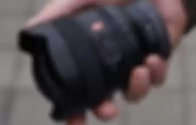 Ilustrasi Lensa Sony FE 14mm F1.8 GM (model SEL14F18GM).