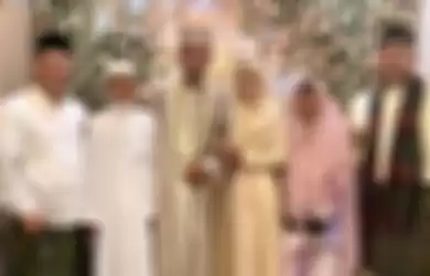 Ustadz Abdul Somad dan Fatimah Az Zahra bersama keluarga di pernikahannya