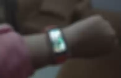 Huawei Band 6 dengan Watch Face custom.