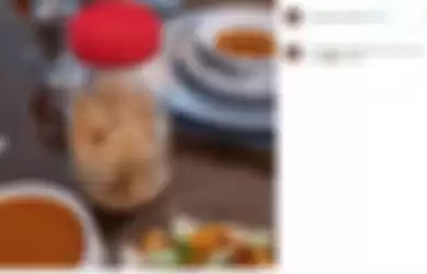 Toples merah yang berisi emping bikin salah fokus netizen saat Mayangsari mengunggah foto buka puasa bareng suami.