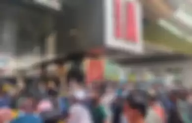 Foto kerumuman pengunjung di Pasar Tanah Abang, Jakarta Pusat pada Sabtu, (1/5/2021). Warga berbondong-bondong belanja jelang Hari Raya Idul Fitri.