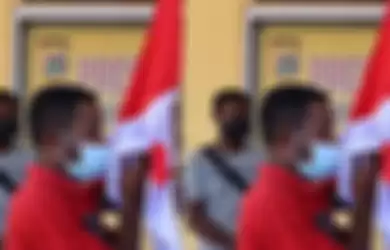 Salah satu anggota KKB saat menyerahkan senjata api rakitan kepada Kapolres Kepulauan Yapen AKBP Ferdyan Indra Fahmi, Senin (26/4/2021).