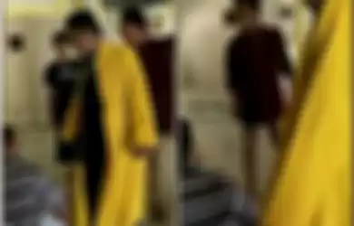 Cowok Dilarang Pakai Masker di Dalam Masjid Saat Ingin Shalat