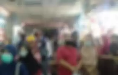 Pengunjung Pusat Grosir Pasar Tanah Abang, Jakarta Pusat terpantau memadati Gedung Blok A pada Minggu (2/5/2021). 